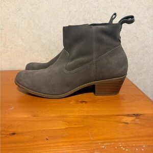 Vionic Vera Gray Suede Ankle Boots Booties Women’s Size 8.5